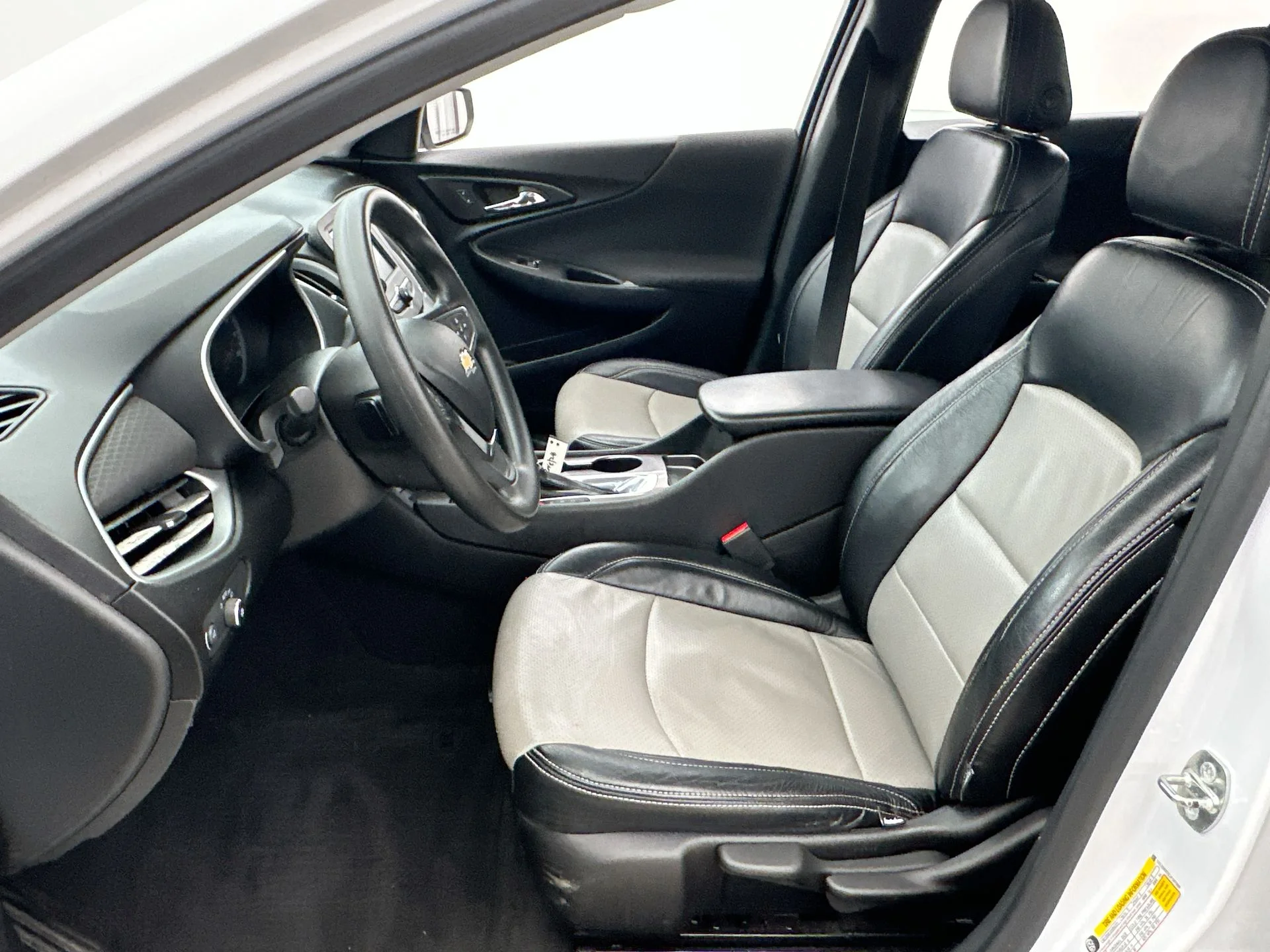 Used 2018 White Chevrolet LS image 9