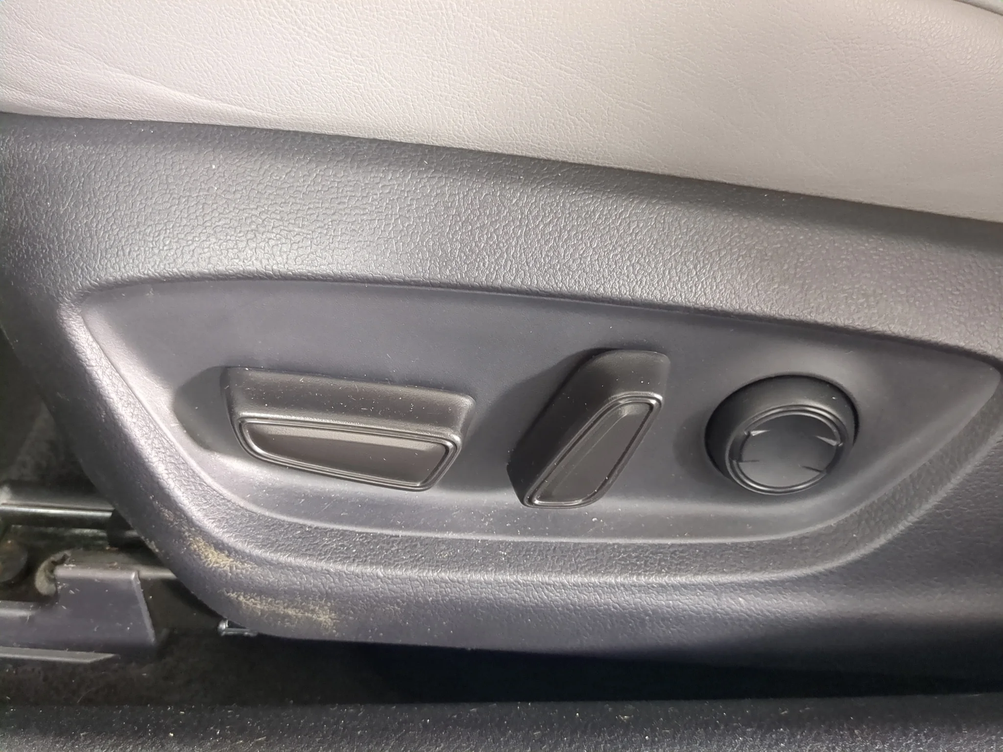 Used 2019 Wind Chill Pearl Toyota XLE image 13