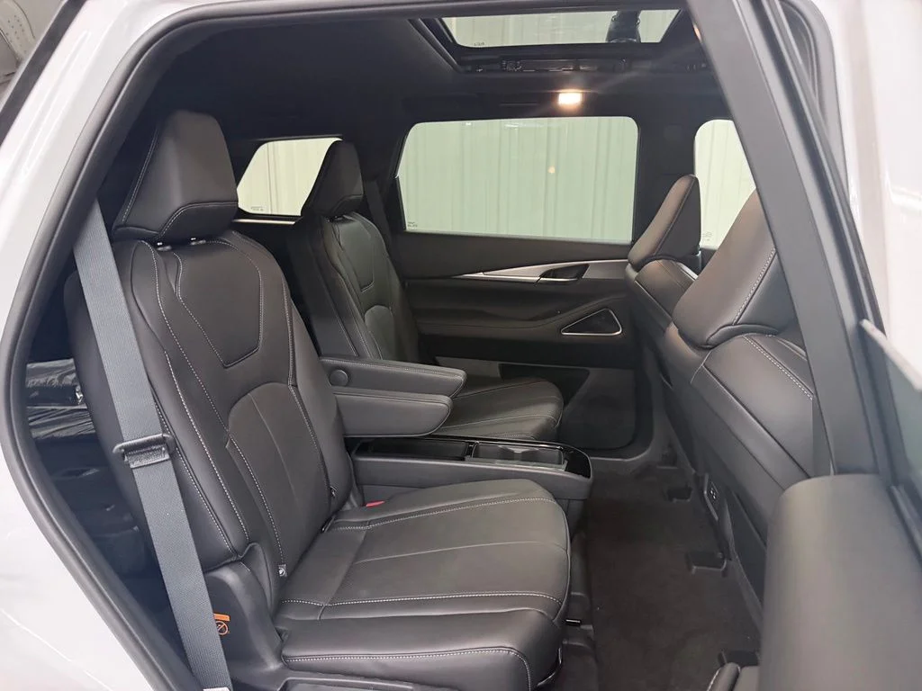 New 2027 2T RAD WHT INFINITI Sport AWD image 50