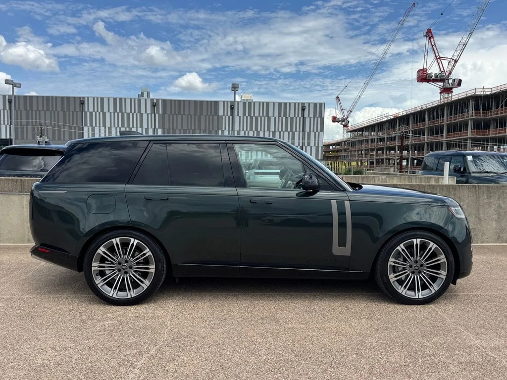 Used 2025 Belgravia Green Metallic Land Rover SE image 9