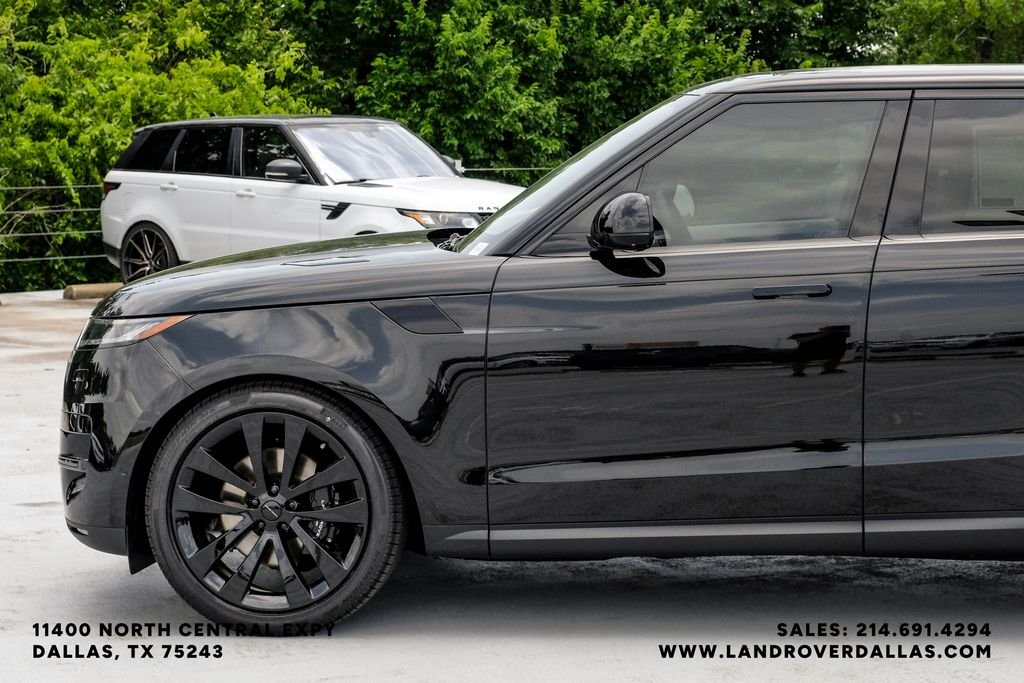 New 2026 Santorini Black Metallic Land Rover SE image 14