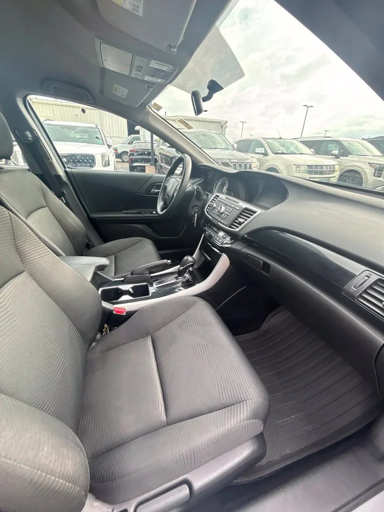 Used 2017 Silver Honda LX image 23