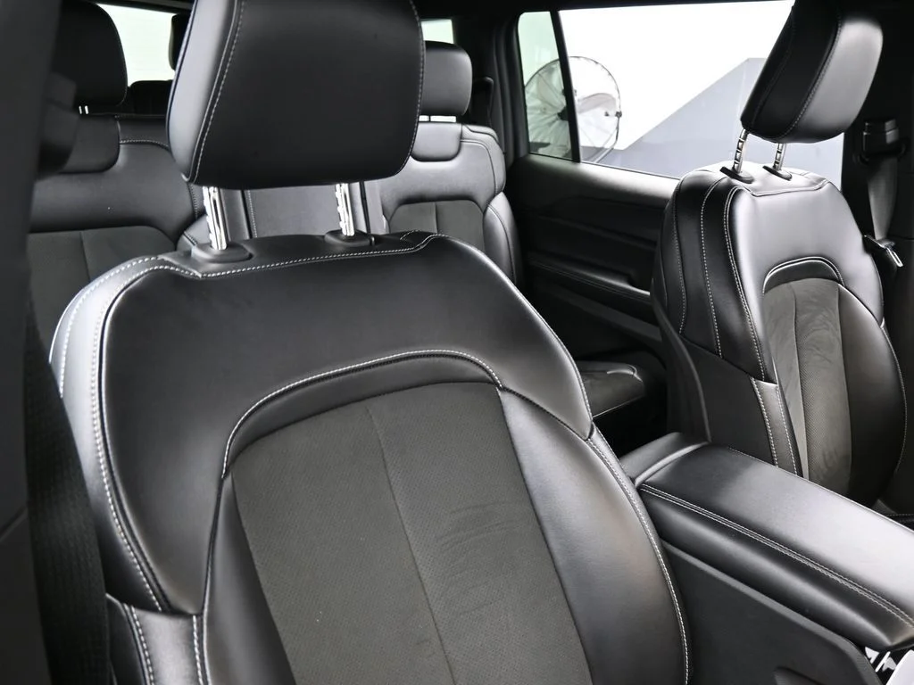 Used 2023 Diamond Black Crystal Pearlcoat Jeep Altitude image 39