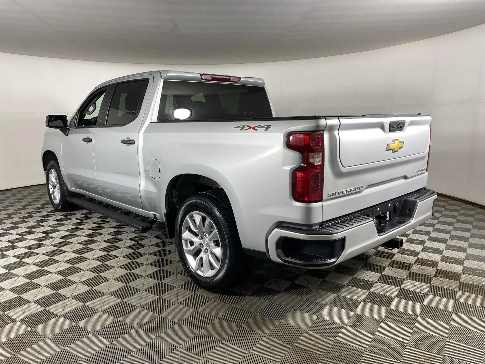 Used 2022 Silver Ice Metallic Chevrolet Custom image 5