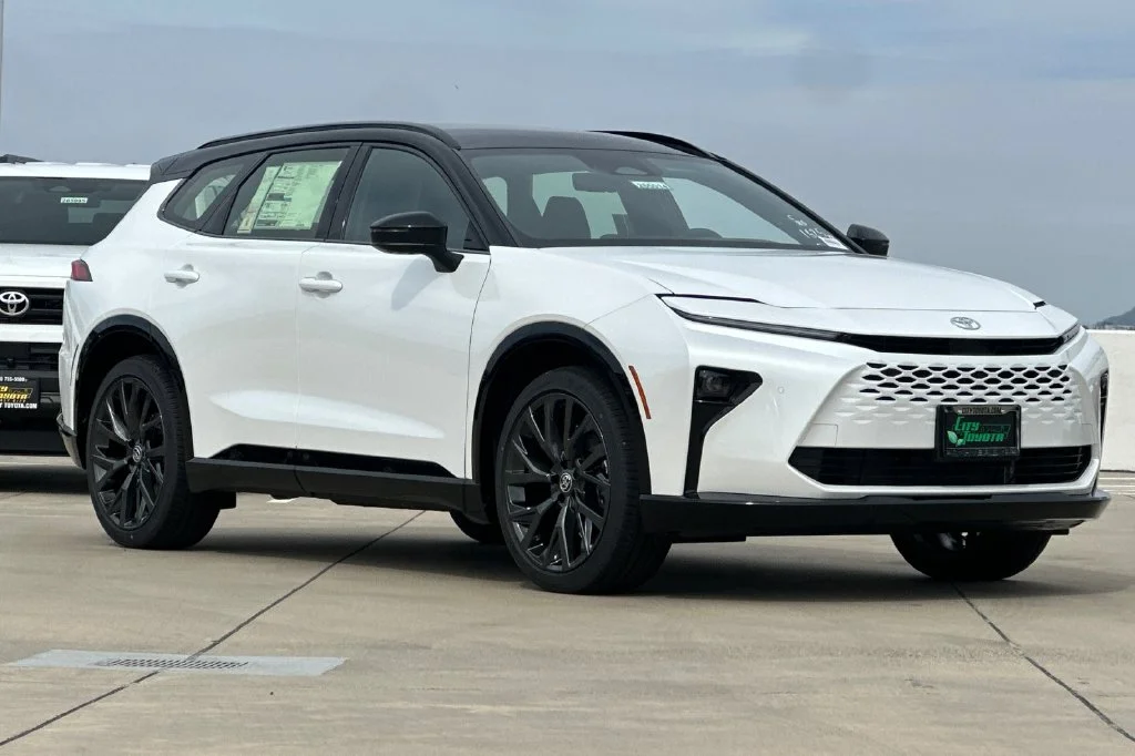 New 2026 Oxygen White with Black roof <sup>1</sup> Toyota  Limited image 2