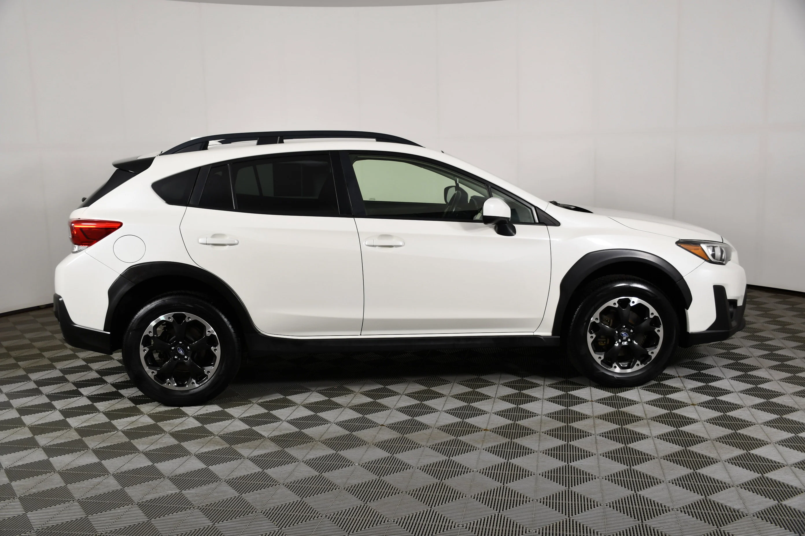 Used 2022 Crystal White Pearl Subaru Premium image 5