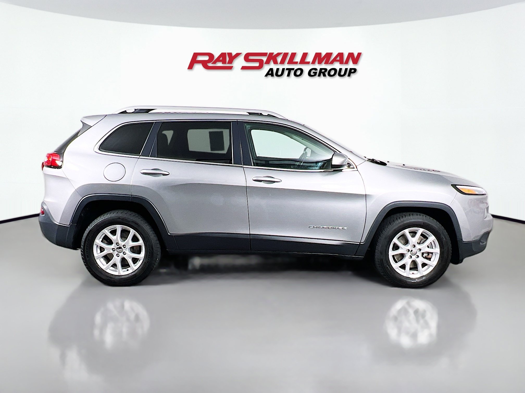 Used 2016 Billet Silver Metallic Clearcoat Jeep LATITUDE image 8