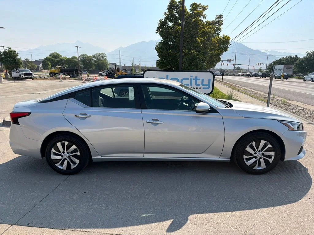 Used 2020 Silver Nissan 2.5 S image 2