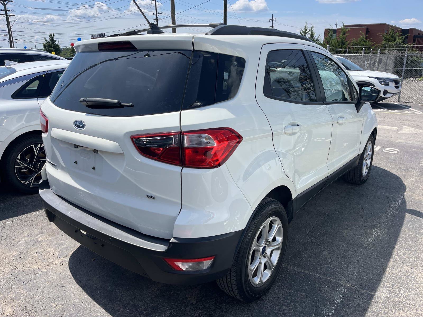 Used 2021 Diamond White Ford SE image 5