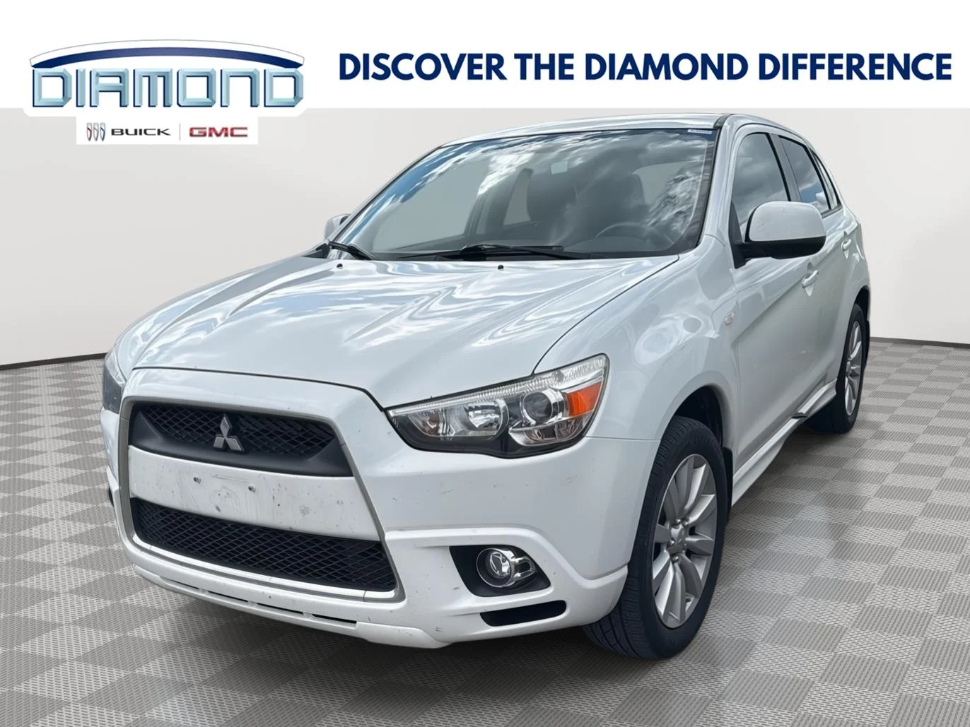 Used 2011 White Mitsubishi SE image 1