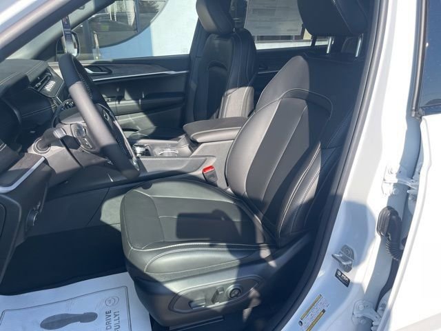 New 2026 Bright White Clear-Coat Exterior Paint Jeep Limited image 3