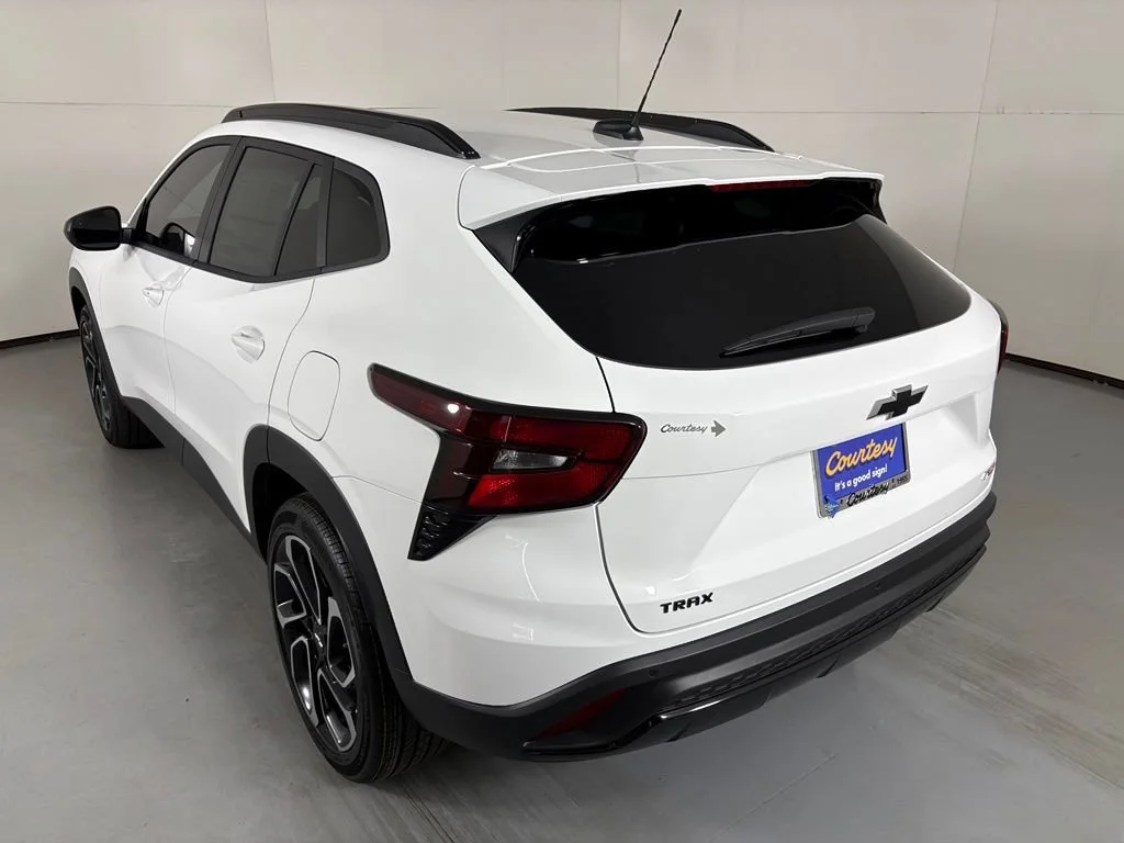 New 2026 Summit White Chevrolet 2RS image 7
