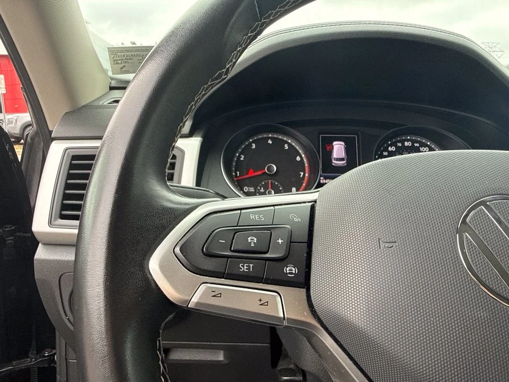 Used 2021 Black Volkswagen 3.6L V6 SE w/Technology image 10