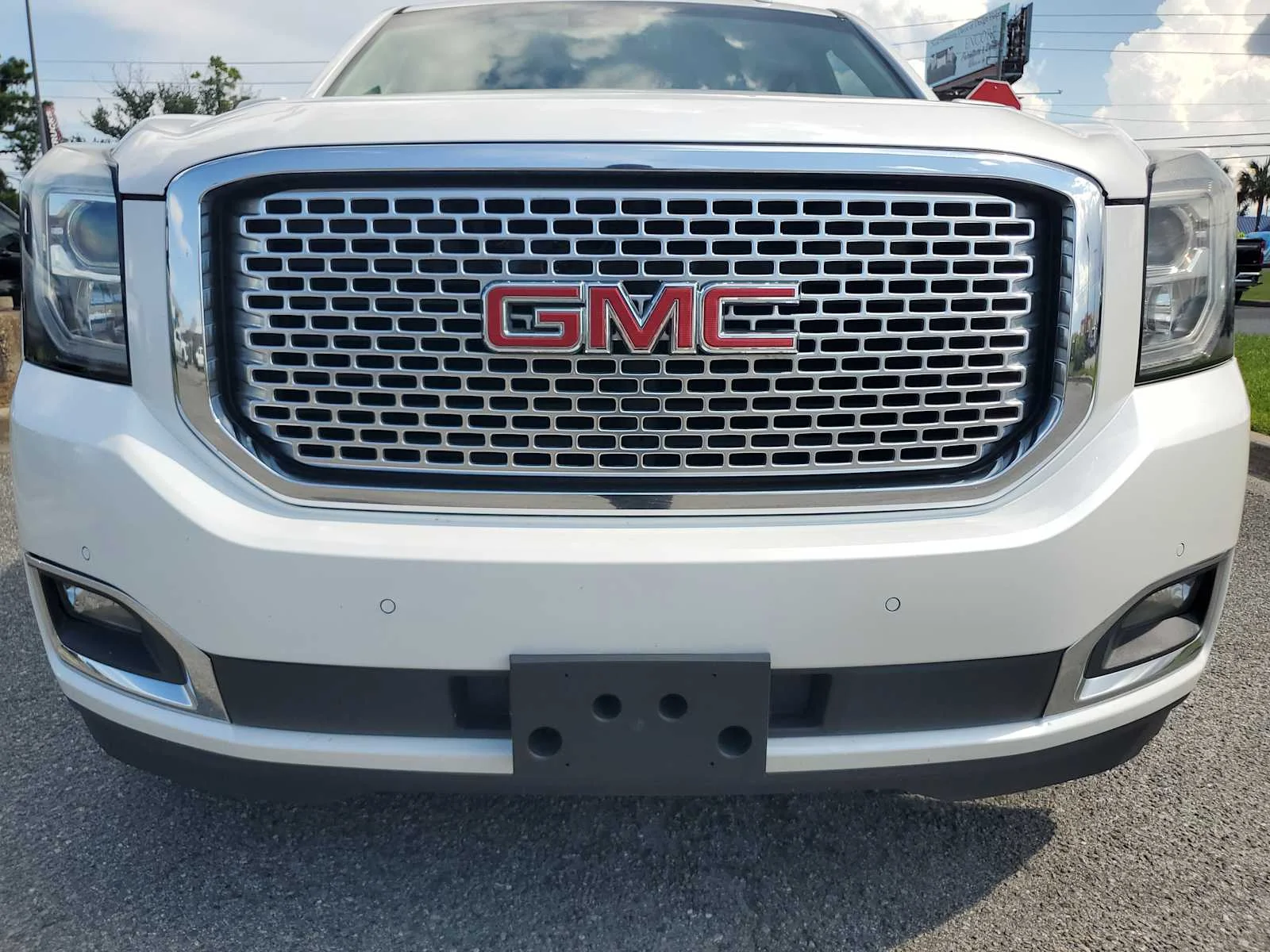 Used 2017 WHITE FROST TRICOAT GMC Denali image 12