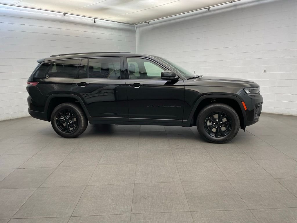 New 2026 Diamond Black Crystal Pearl-Coat Exterior Paint Jeep Altitude image 2