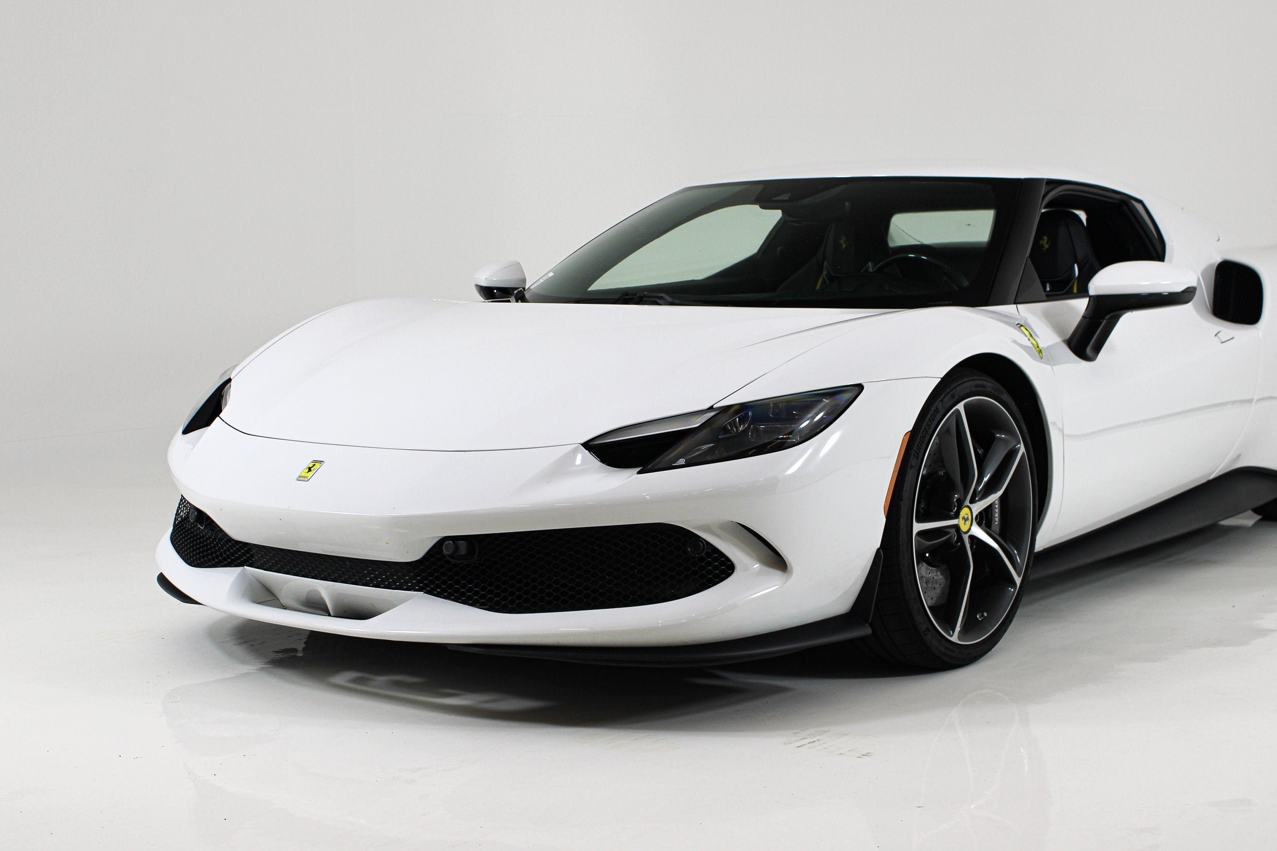 Used 2025 Bianco Cervino Ferrari  image 3