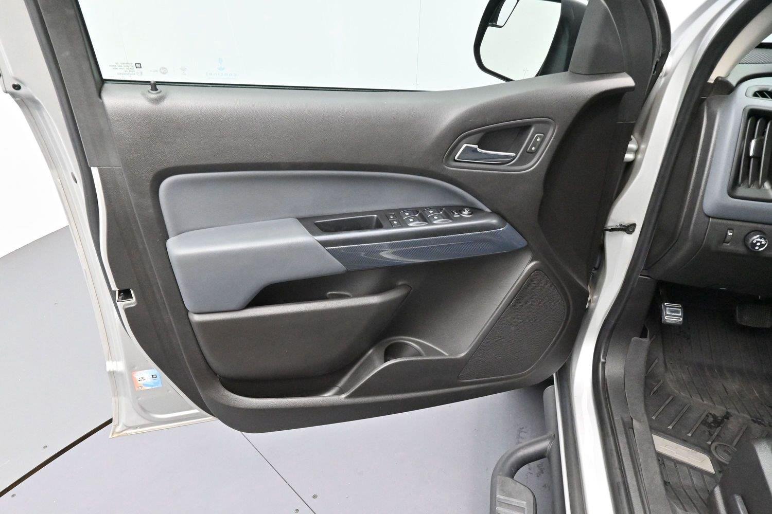 Used 2018 SILVER ICE METALLIC Chevrolet 4WD Z71 image 11