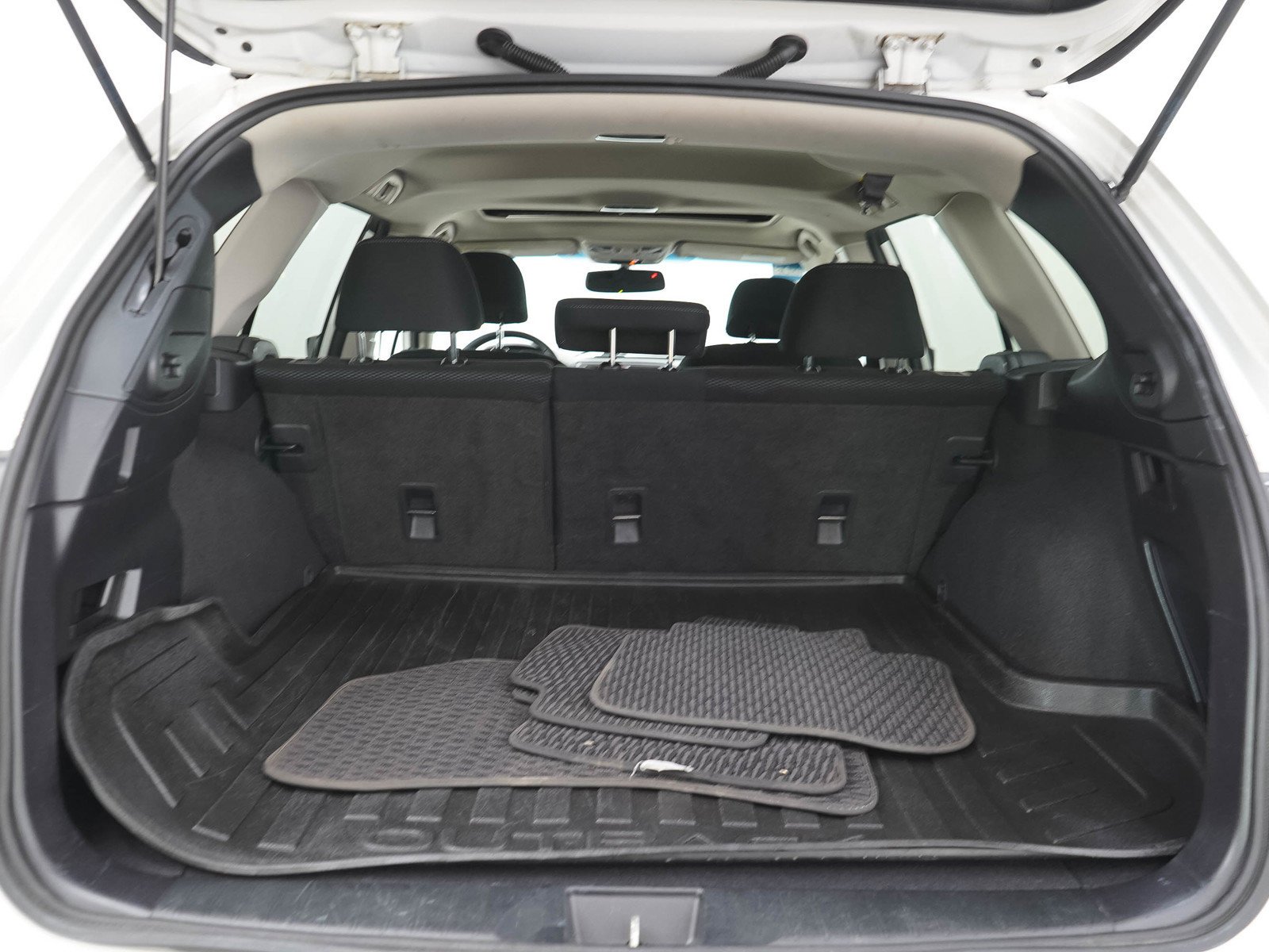 Used 2016 Crystal White Pearl Subaru 2.5i Premium image 9