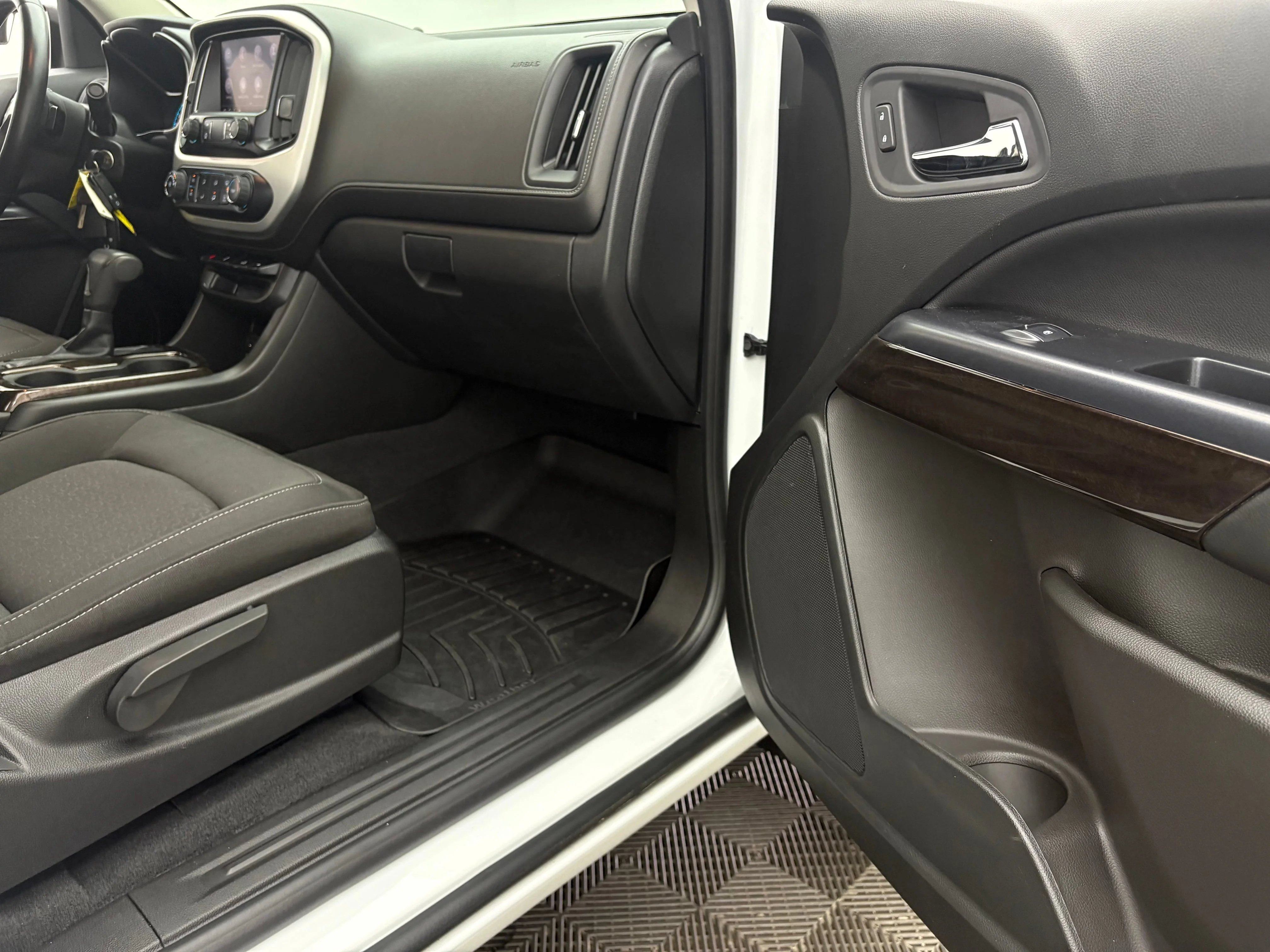 Used 2020 SUMMIT WHITE GMC 4WD SLE image 26