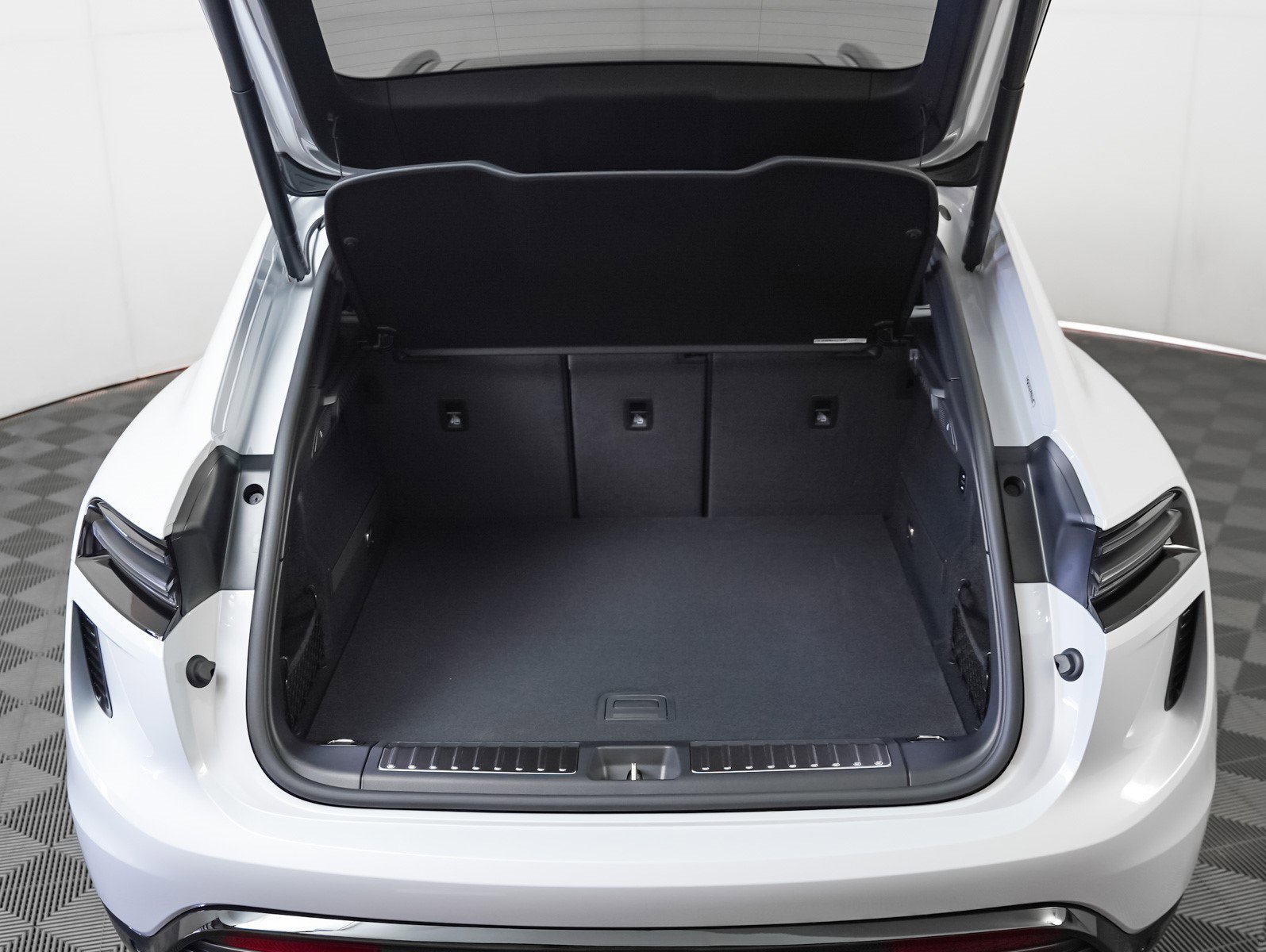 2025 Porsche Macan Turbo Electric - Photo 26