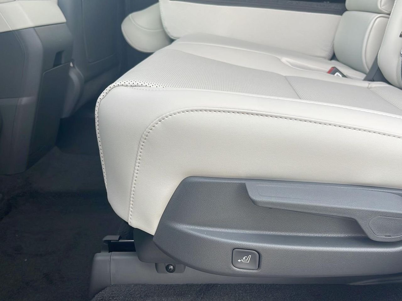 New 2026 Hampton Gray Hyundai SEL AWD image 43