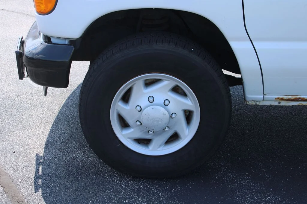 Used 2007 White Ford Commercial image 5