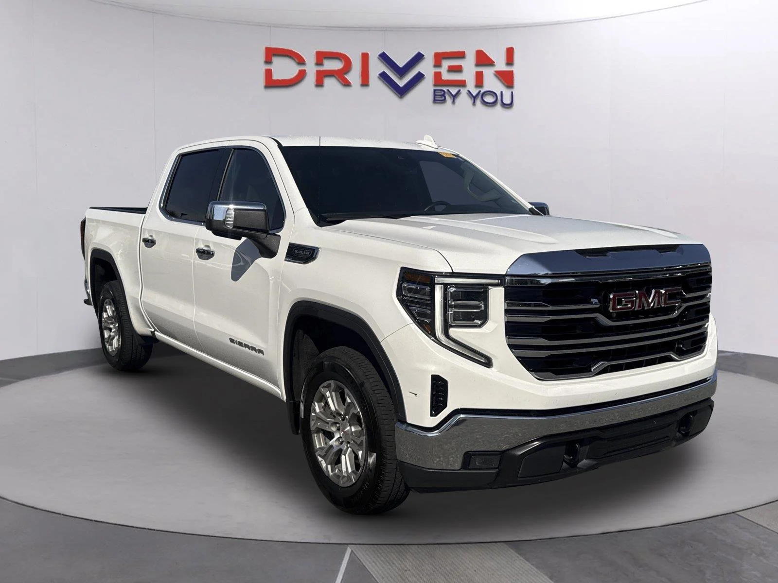 Used 2025 SUMMIT WHITE GMC SLT image 1