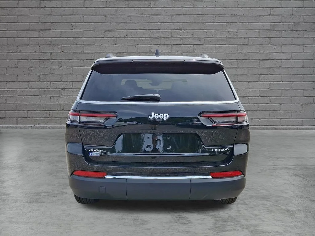 New 2026 Diamond Black Crystal Pearlcoat Jeep Laredo X image 7