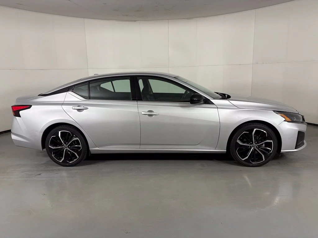 Used 2024 Silver Nissan 2.5 SR image 9