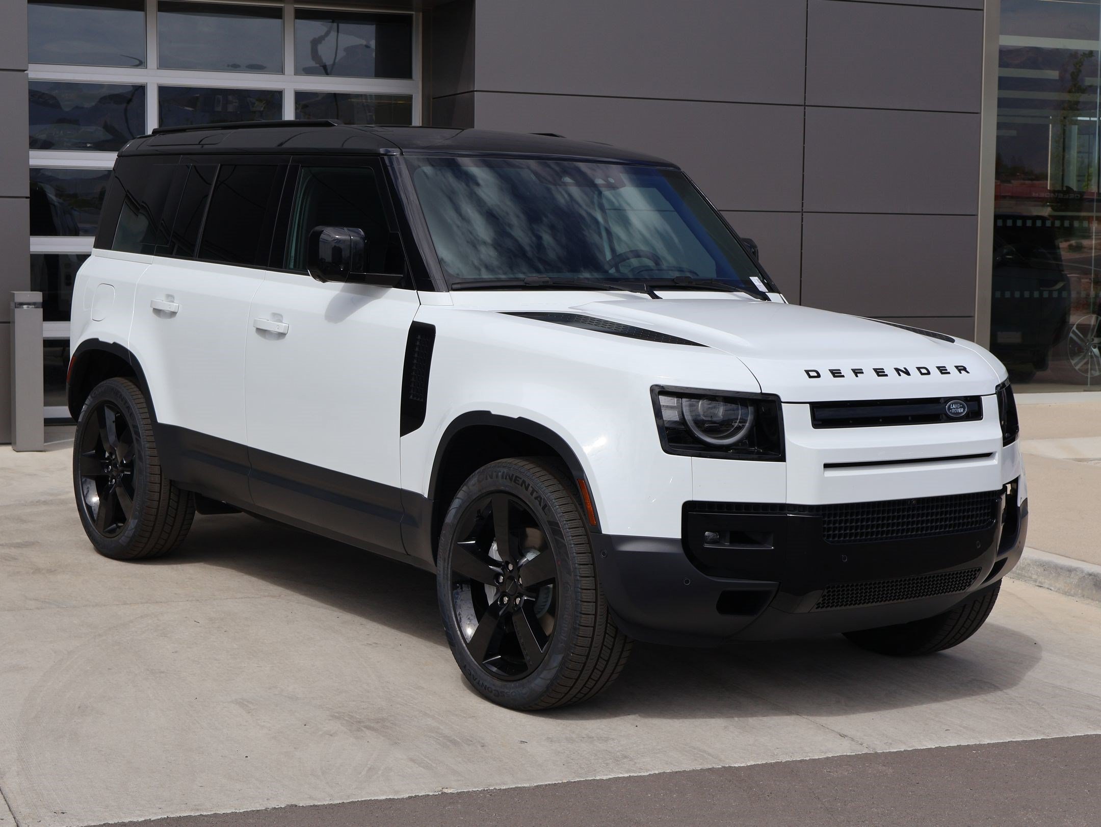 New 2026 Fuji White LAND ROVER P300 S image 3