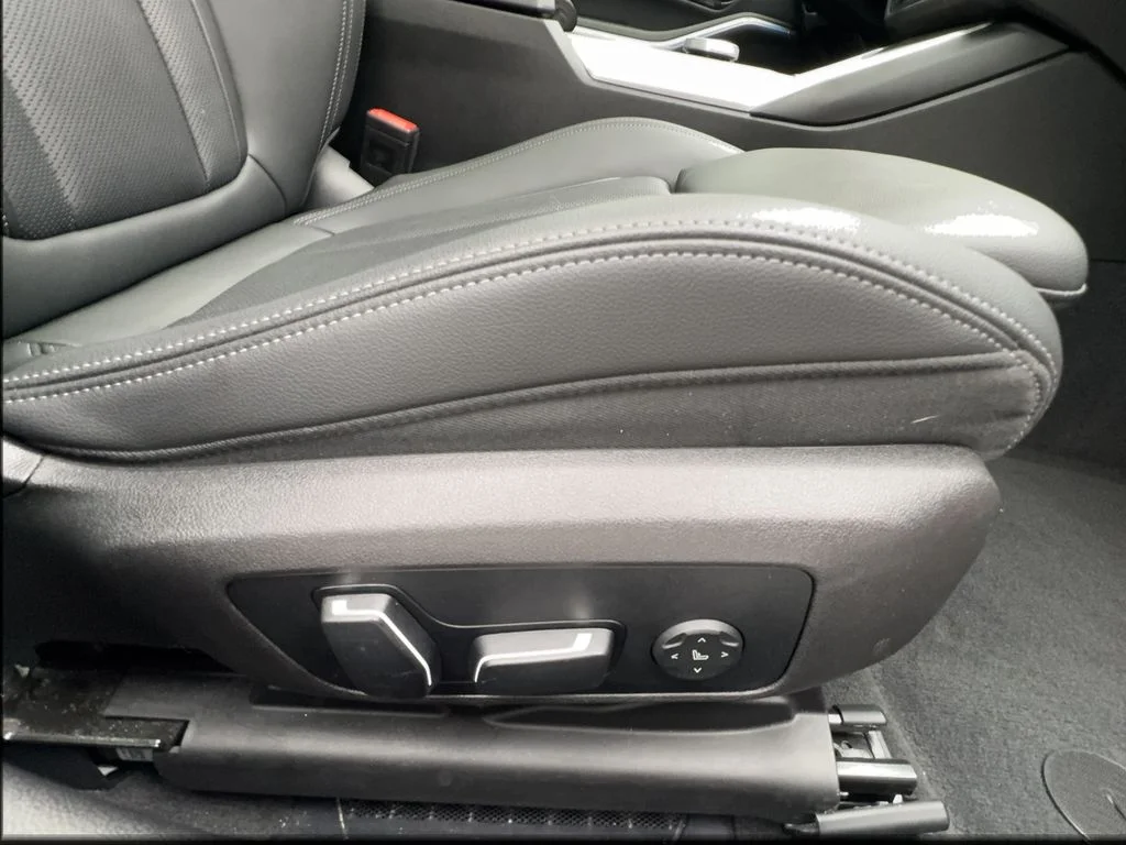 Used 2025 White BMW 330i image 33