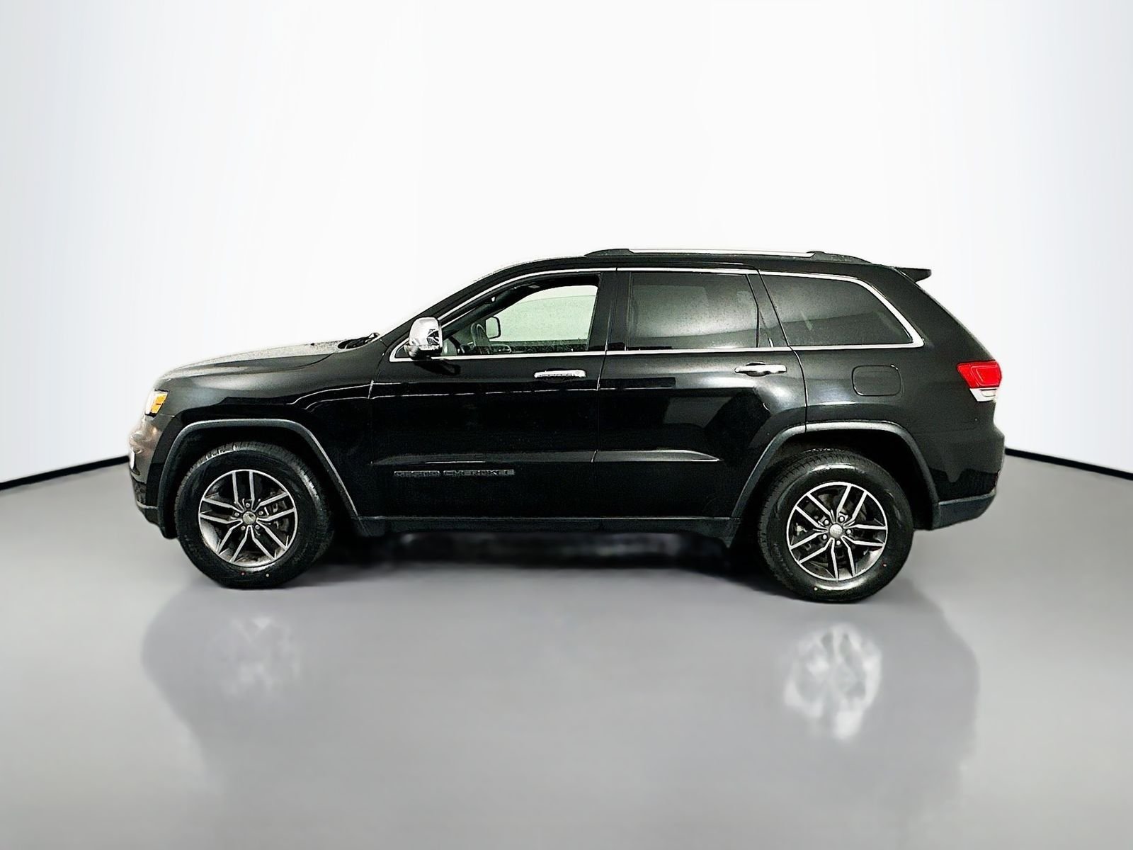 Used 2018 Diamond Black Jeep Limited image 4