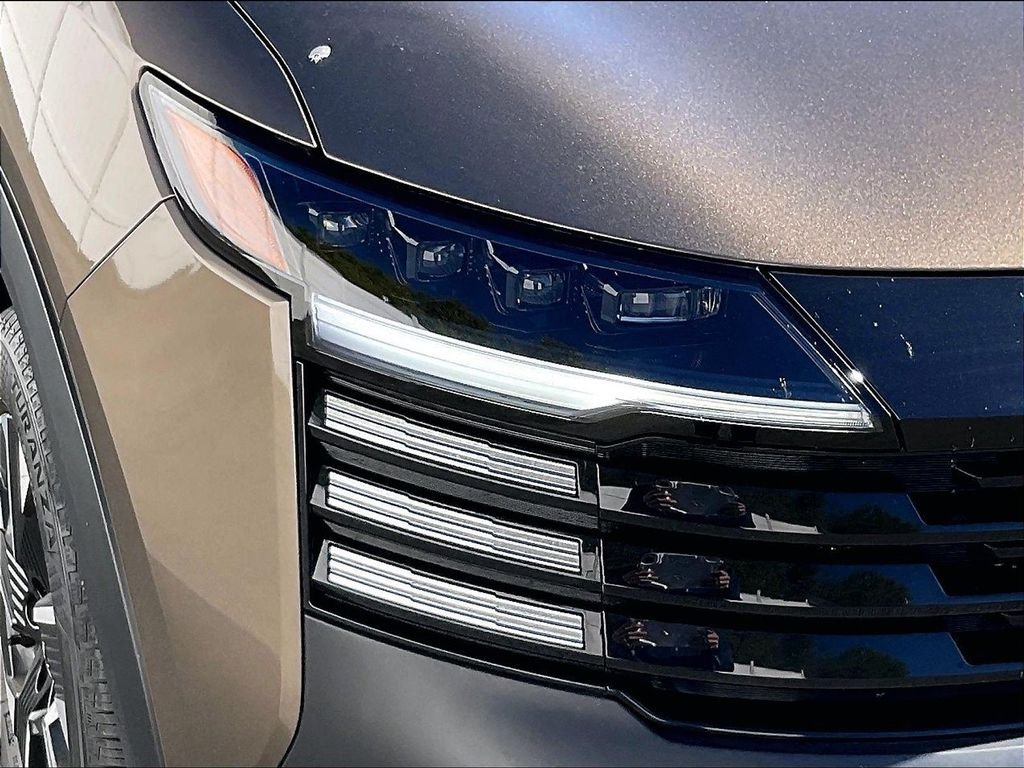 Used 2025 Canyon Bronze Metallic Nissan SV image 29