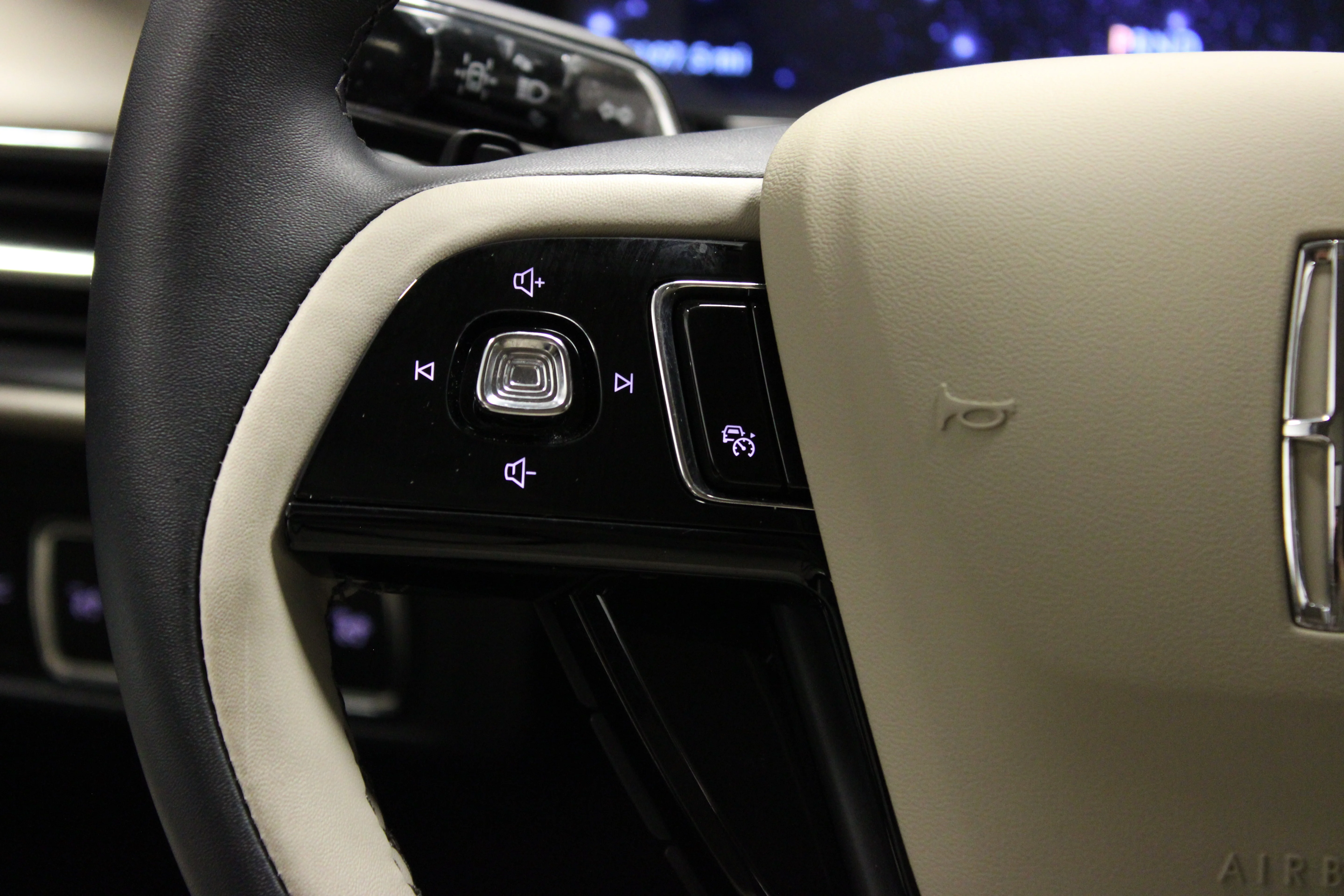 Used 2025 White Metallic Lincoln Premiere image 22
