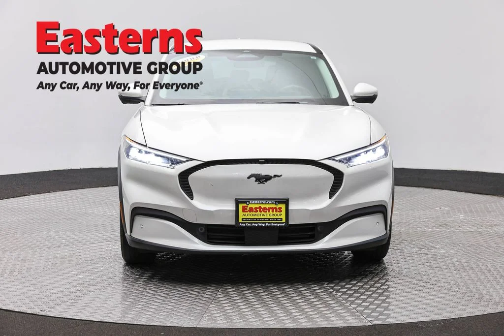 Used 2021 White Ford Select image 2