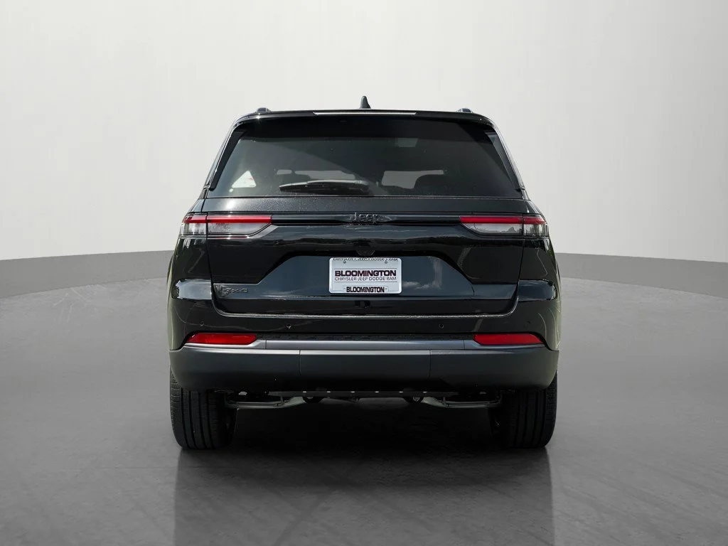 New 2026 Diamond Black Crystal Pearlcoat Jeep Limited image 4
