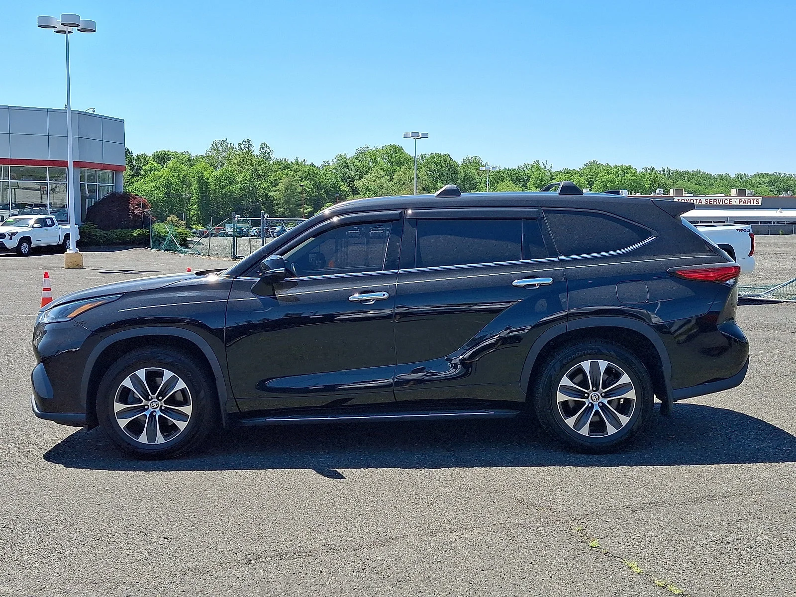 Used 2021 Midnight Black Metallic - 218 Toyota XLE image 4