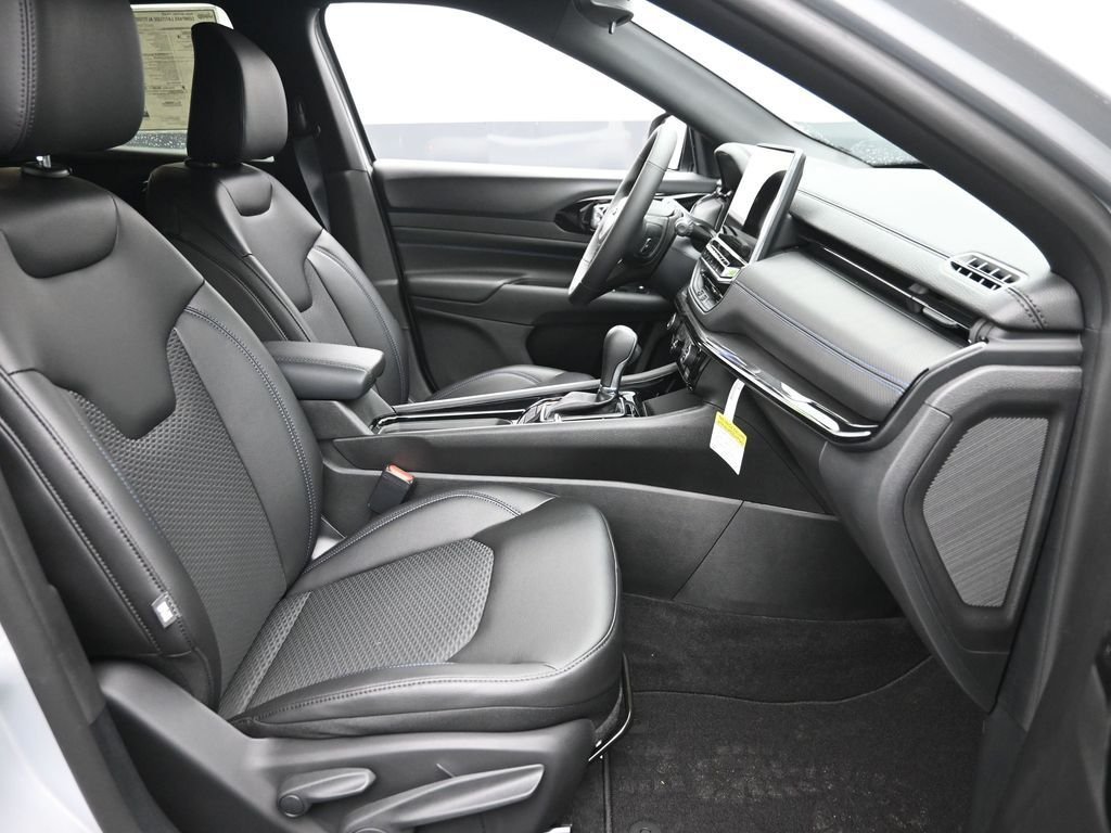 New 2026 Silver Zynith Metallic Clear-Coat Exterior Paint Jeep Latitude image 9