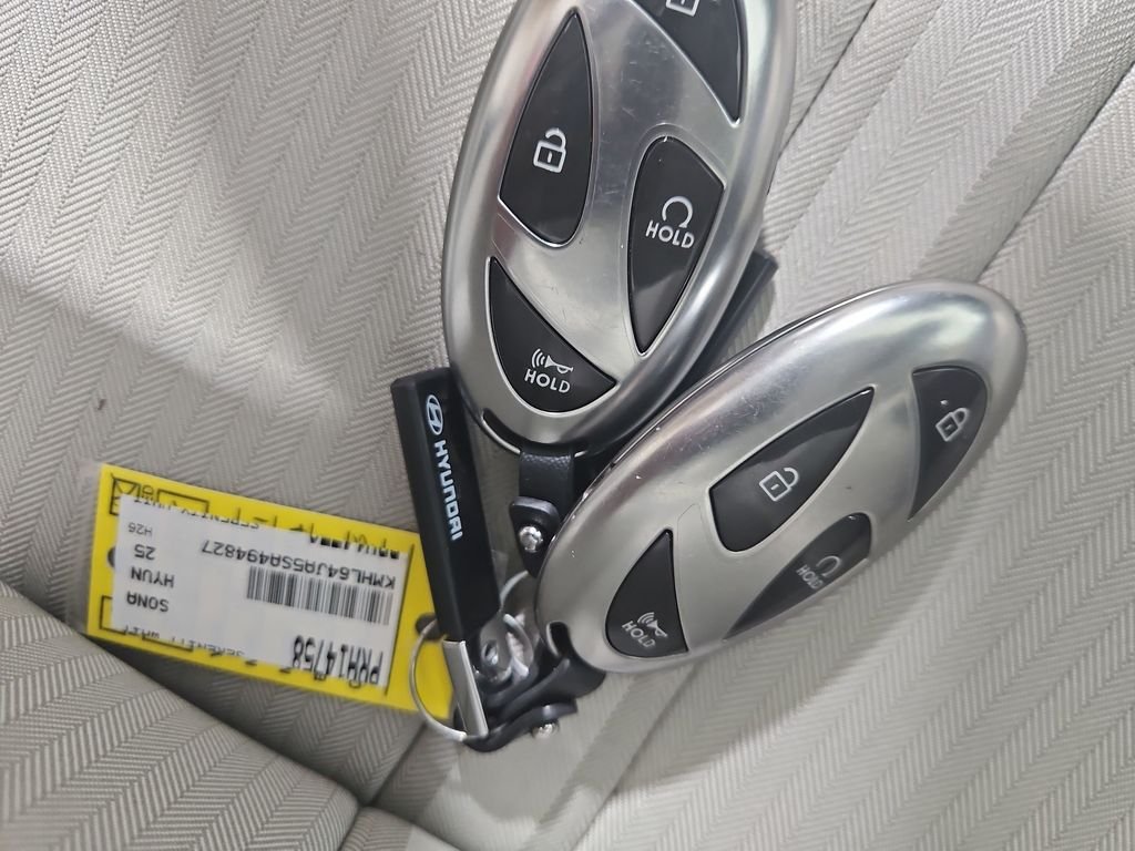 Used 2025 White Hyundai SEL image 29