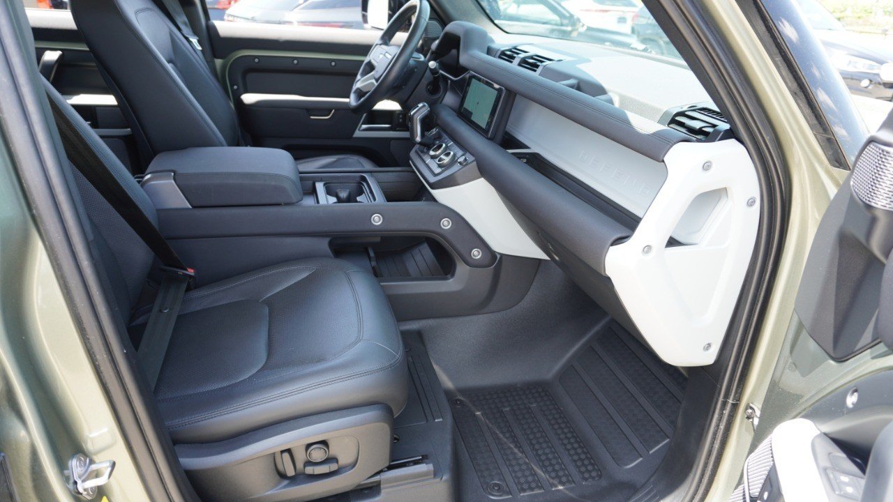 Used 2023 Green Land Rover S image 14