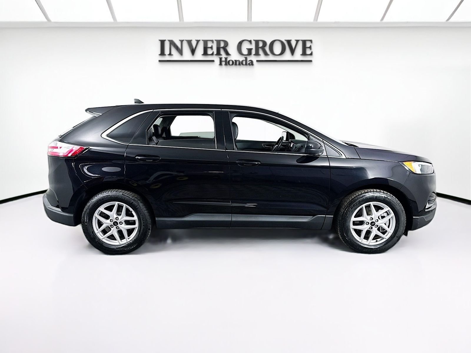 Used 2023 Black Metallic Ford SEL image 4