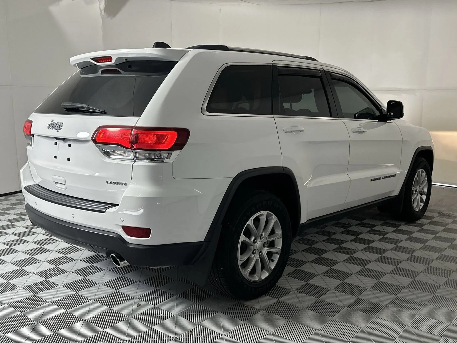 Used 2021 White Jeep Laredo E image 8