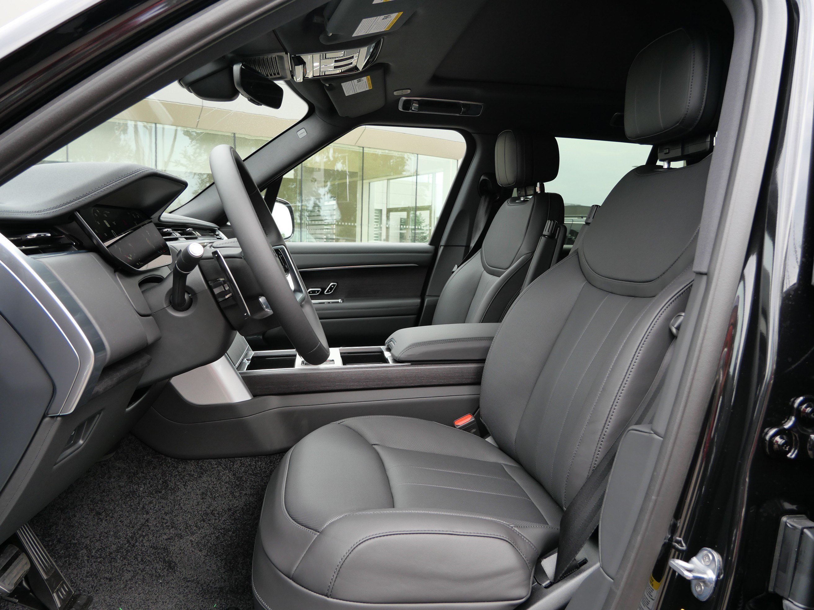New 2026 Santorini Black Land Rover SE image 3
