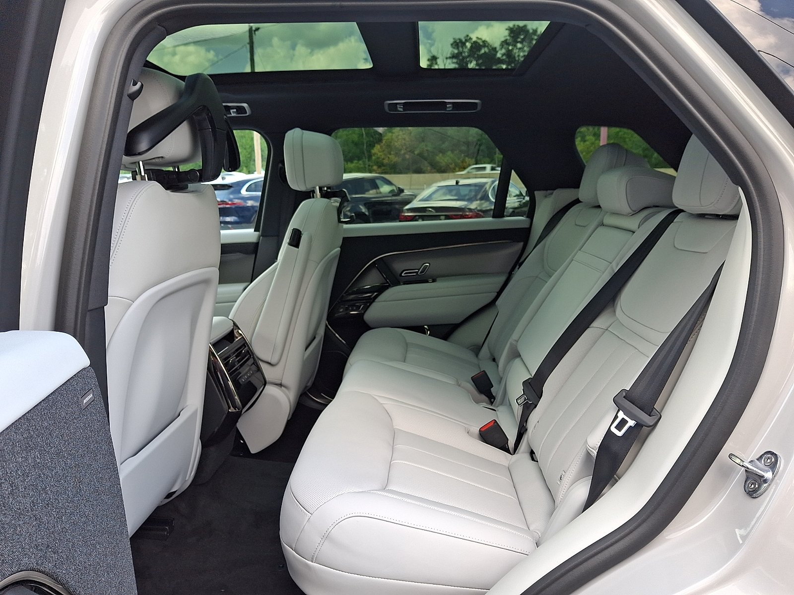 New 2026 Borasco Grey Land Rover P360 SE image 5