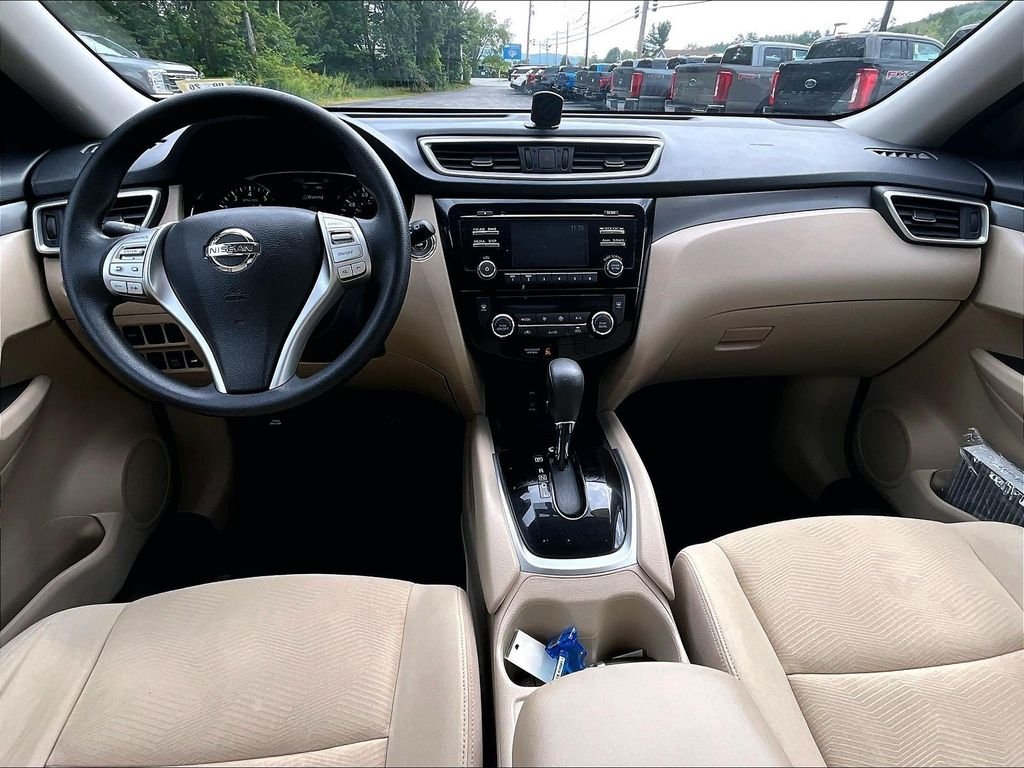 Used 2016 Cayenne Red Nissan SV image 21