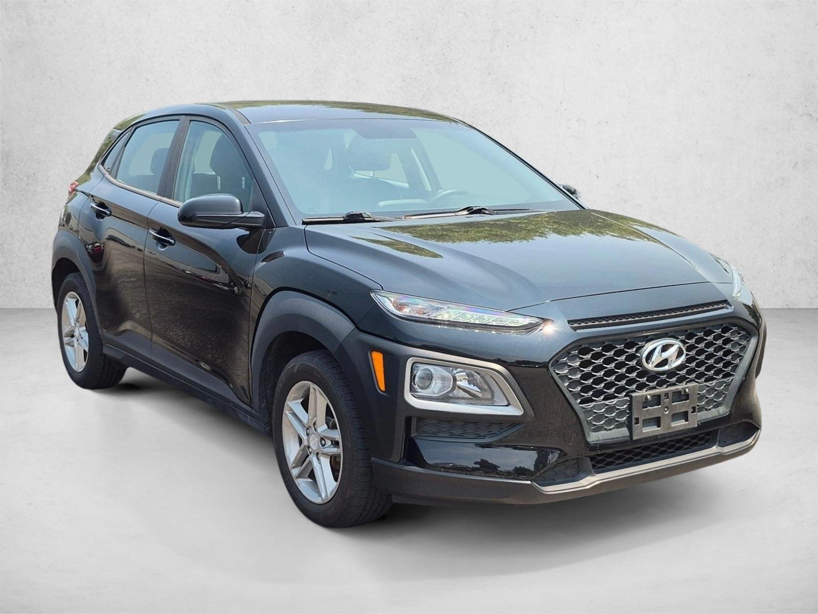 Used 2018 Ultra Black Hyundai SE image 3
