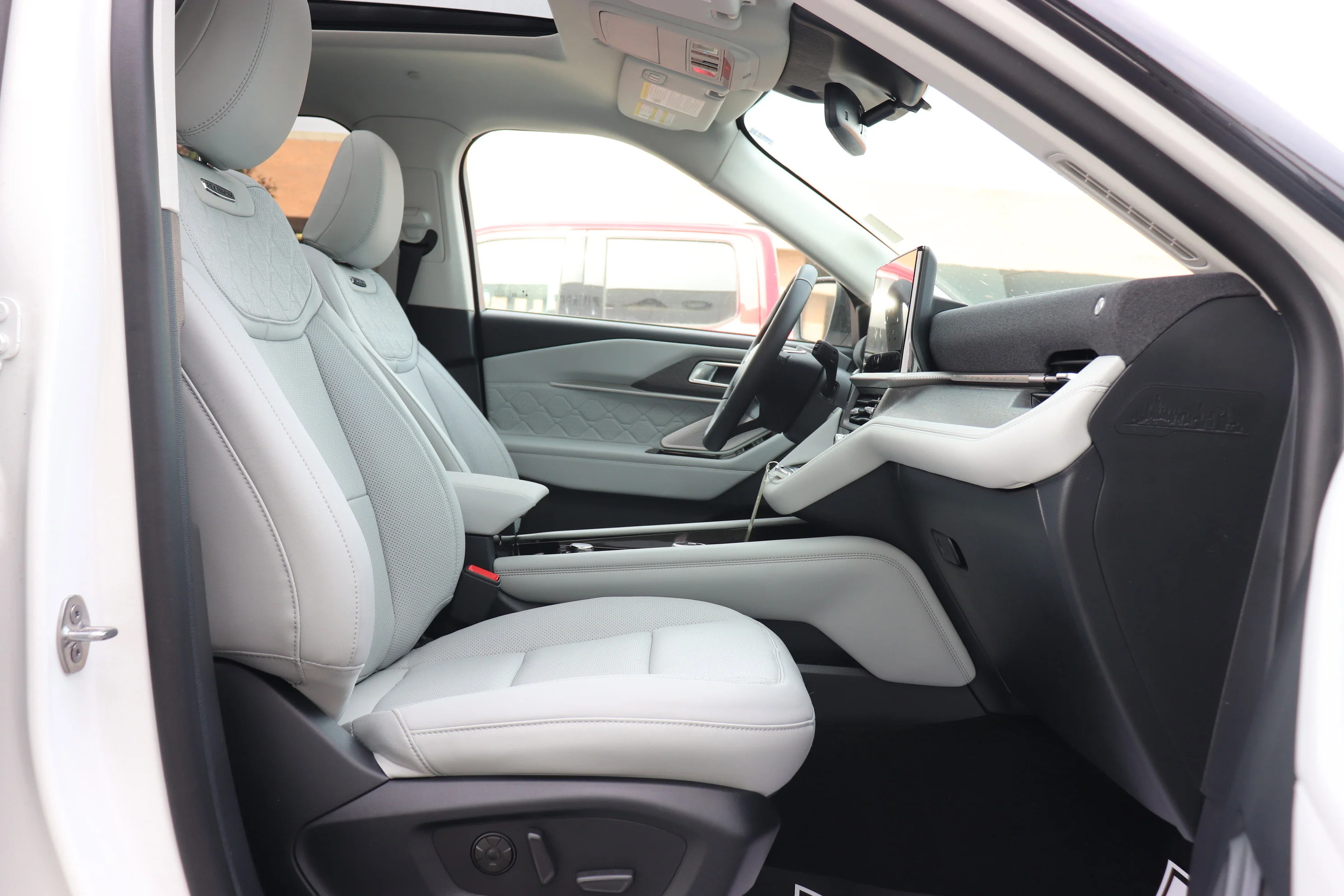 New 2026 STAR WHITE MET TRI-COAT Ford Platinum image 9
