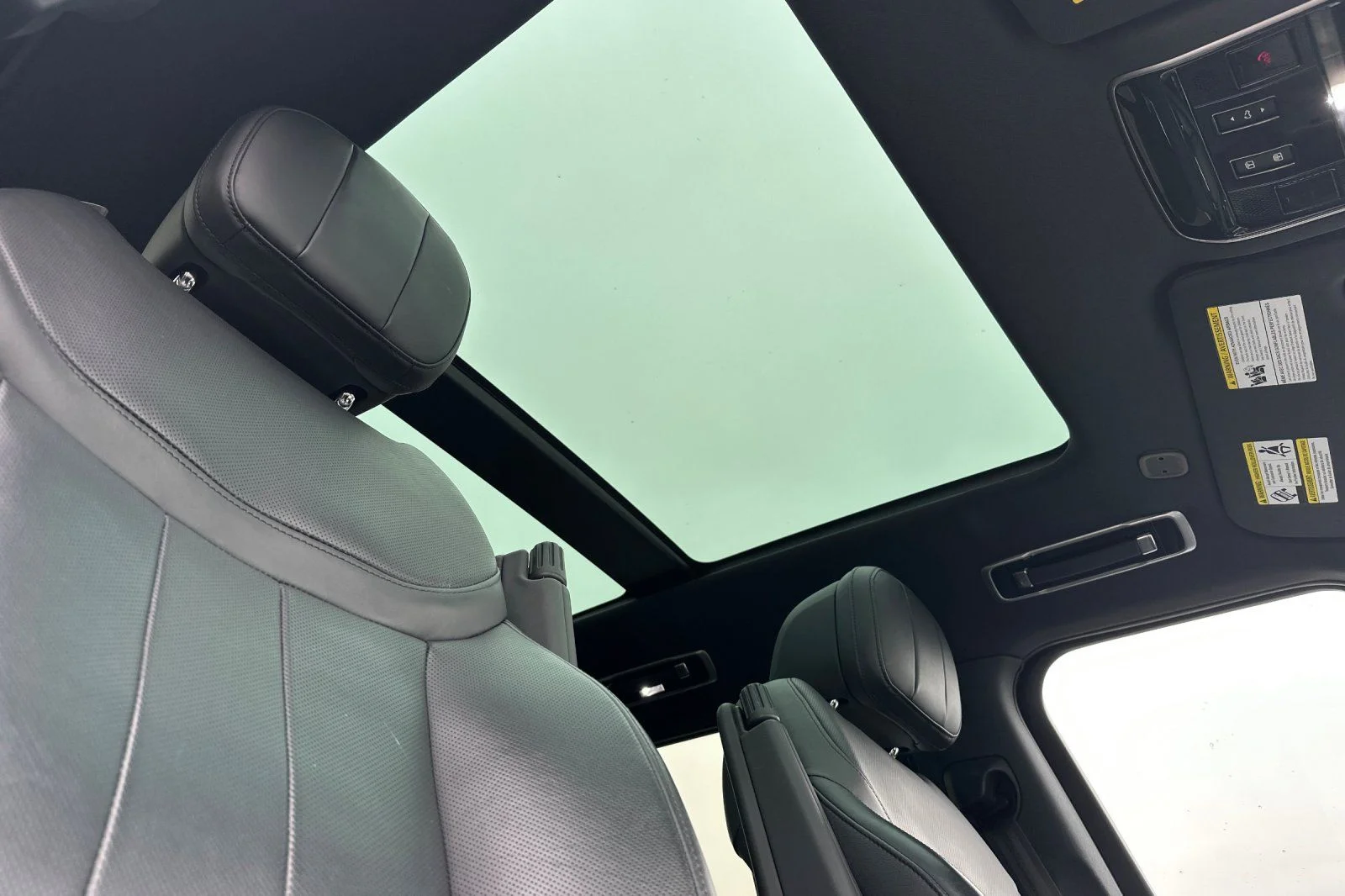 Used 2024 White Land Rover SE image 21