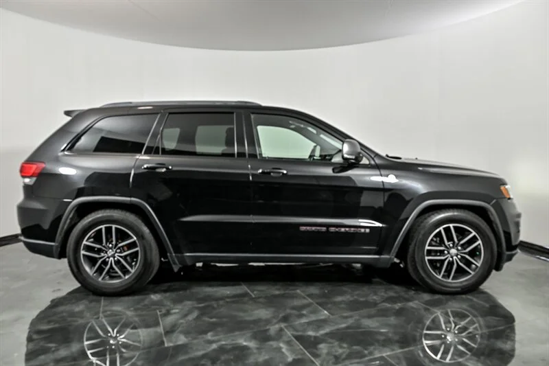 Used 2018 Diamond Black Crystal Pearl Coat Jeep Trailhawk image 10