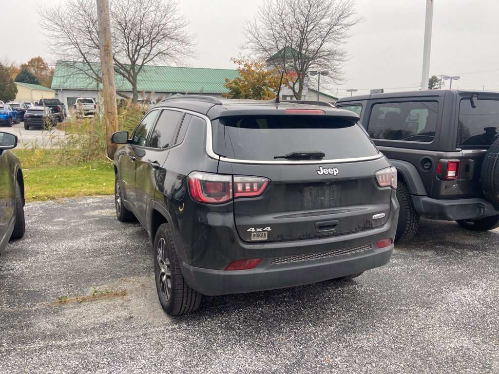 Used 2020 Diamond Black Crystal Pearlcoat Jeep Latitude image 4